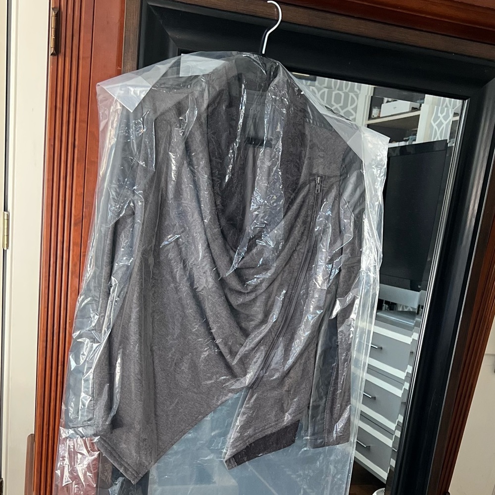 ⭐️BLANK NYC⭐️VINTAGE Waterfall Drape front Vegan Faux Moto Zip Jacket Size: XS - Picture 10 of 11